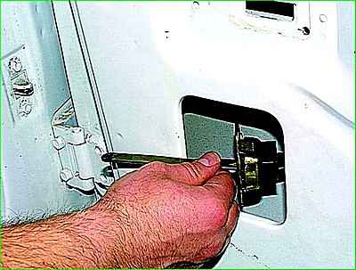 Removing the front door GAZ-2705