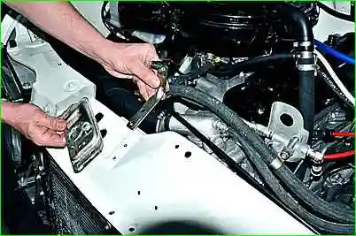 Зняття замку капота та його приводу Зняття замка капота та його приводу