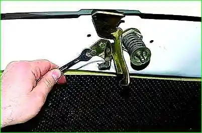 Зняття замку капота та його приводу Зняття замка капота та його приводу