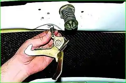 Зняття замку капота та його приводу Зняття замка капота та його приводу