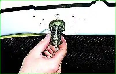 Зняття замку капота та його приводу Зняття замка капота та його приводу