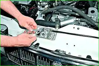 Зняття замку капота та його приводу Зняття замка капота та його приводу