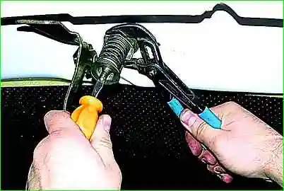 Зняття замку капота та його привода Зняття замка капота та його привода