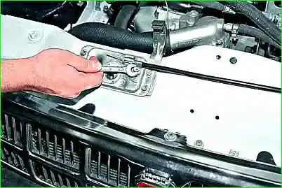 Зняття замку капота та його приводу Зняття замка капота та його приводу