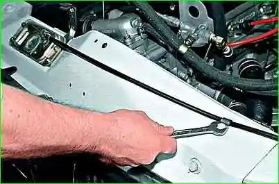 Зняття замку капота та його приводу Зняття замка капота та його приводу