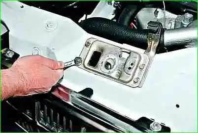 Зняття замку капота та його приводу Зняття замка капота та його приводу