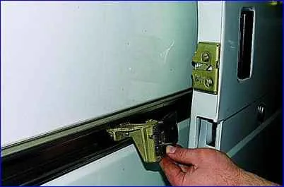 Газель автокөлігінің жылжымалы есігін алу, орнату және реттеу