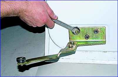 Removing, installing and adjusting the sliding door of a Gazelle car
