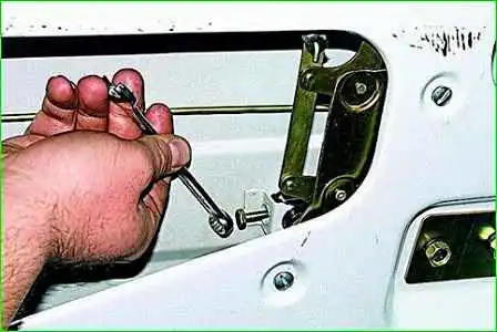 Extracción de la cerradura de la puerta corredera GAZ-2705