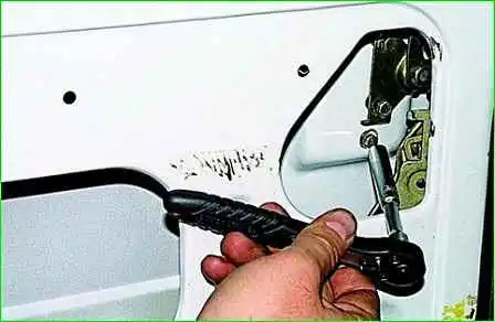 Extracción de la cerradura de la puerta corredera GAZ-2705