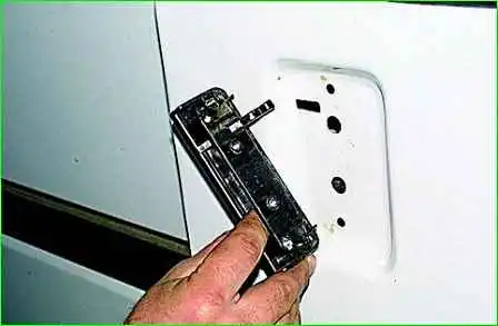 Extracción de la cerradura de la puerta corredera GAZ-2705