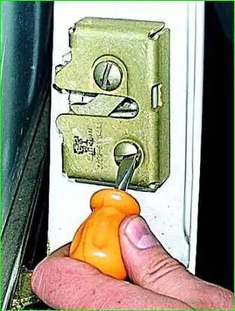 Extracción de la cerradura de la puerta corredera GAZ-2705