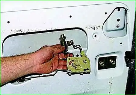 Extracción de la cerradura de la puerta corredera GAZ-2705