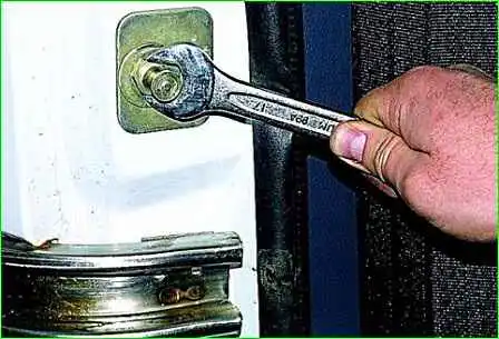 Extracción de la cerradura de la puerta corredera GAZ-2705