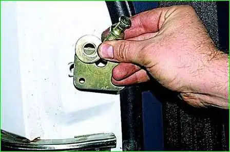 Extracción de la cerradura de la puerta corredera GAZ-2705