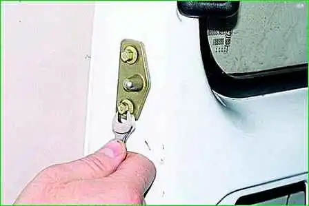 Extracción de la cerradura de la puerta corredera GAZ-2705