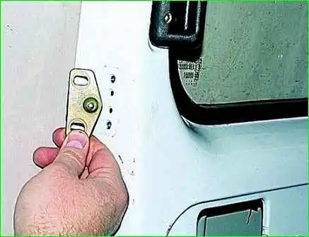 Extracción de la cerradura de la puerta corredera GAZ-2705