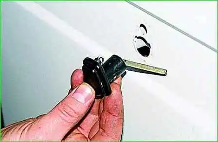 Extracción de la cerradura de la puerta corredera GAZ-2705