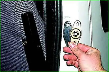 Extracción de la cerradura de la puerta corredera GAZ-2705