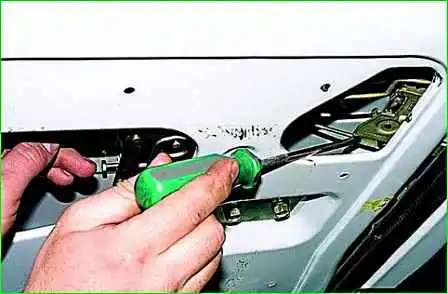 Extracción de la cerradura de la puerta corredera GAZ-2705