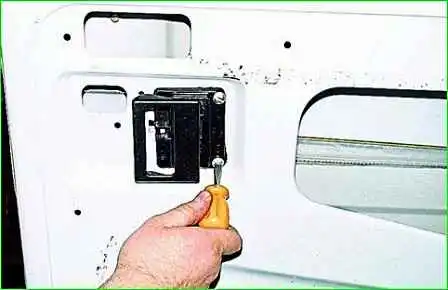 Extracción de la cerradura de la puerta corredera GAZ-2705