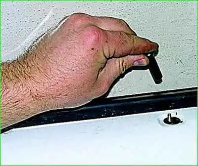 Extracción de la cerradura de la puerta corredera GAZ-2705