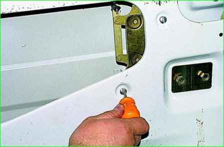 Removing the sliding door lock GAZ-2705