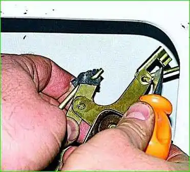 Extracción de la cerradura de la puerta corredera GAZ-2705