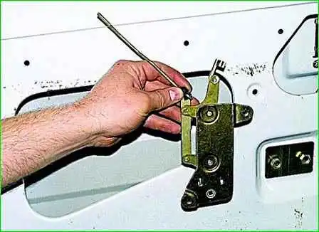 Extracción de la cerradura de la puerta corredera GAZ-2705