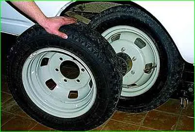 Снятие задних колес автомобиля ГАЗ-2705