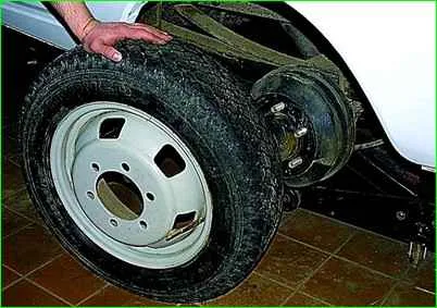 Снятие задних колес автомобиля ГАЗ-2705