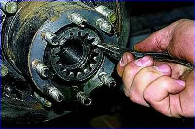 Як замінити та відрегулювати підшипники задніх коліс автомобіля Газель