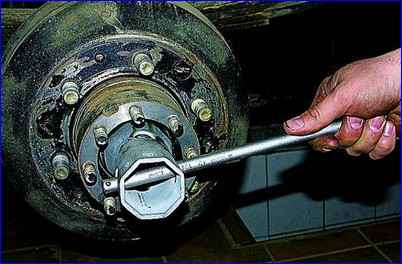How to replace and adjust the rear wheel bearings of a Gazelle car