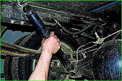 Replacing the rear suspension shock absorber