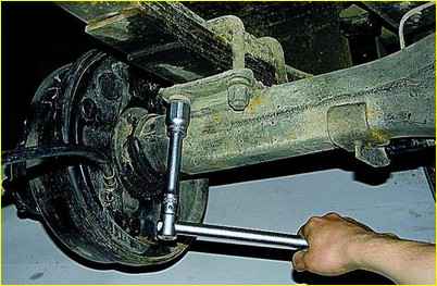 Removal, installation and repair of the rear spring of a Gazelle car 