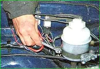 Cambio de aceite en el servomotor hidráulico GAZ-2705