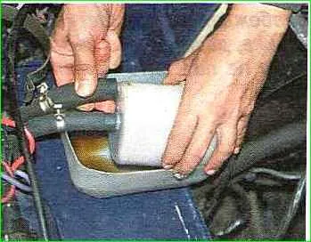 Cambio de aceite en el servomotor hidráulico GAZ-2705