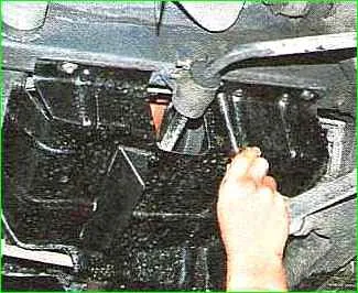 Cambio de aceite en el servomotor hidráulico GAZ-2705