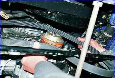 Removal and repair of the power steering pump for a Gazelle car