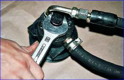 Removal and repair of the power steering pump for a Gazelle car