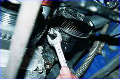 Removal and repair of the power steering pump for a Gazelle car