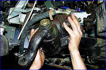 How to adjust the steering mechanism with hydraulic booster of a Gazelle car