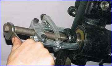 How to adjust the steering mechanism with hydraulic booster of a Gazelle car