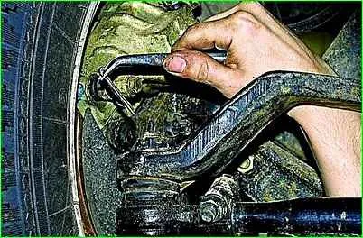Austausch der Lenkstangen und Gelenke GAZ-2705