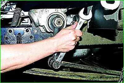 Ersatz der Lenkstangen und Gelenke GAZ-2705