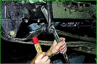 Ersatz der Lenkstangen und Gelenke GAZ-2705