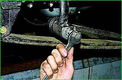 Ersatz der Lenkstangen und Gelenke GAZ-2705