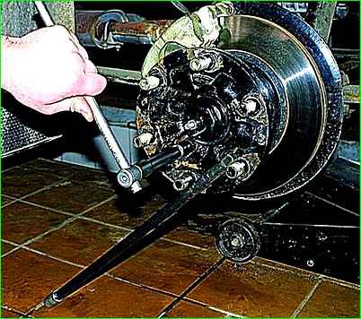 So ersetzen Sie die Bremsscheibe des Vorderrads eines GAZ-2705