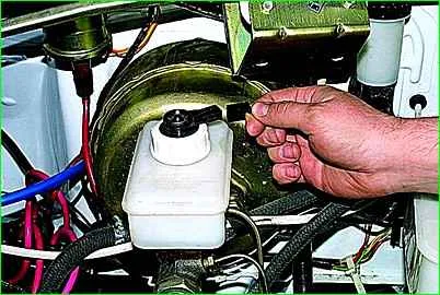 So entfernen und installieren Sie den Hauptbremszylinder des Autos GAZ-2705