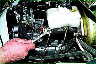 So entfernen und installieren Sie den Hauptbremszylinder des GAZ-2705